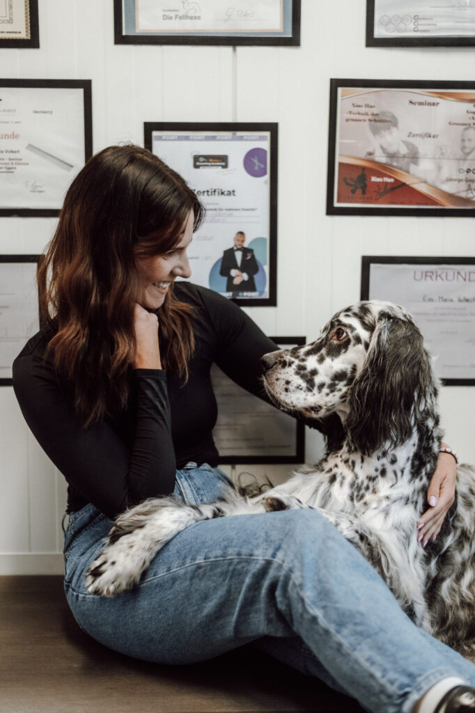 Mr. Bark Chefin Eva lacht ihren Hund an