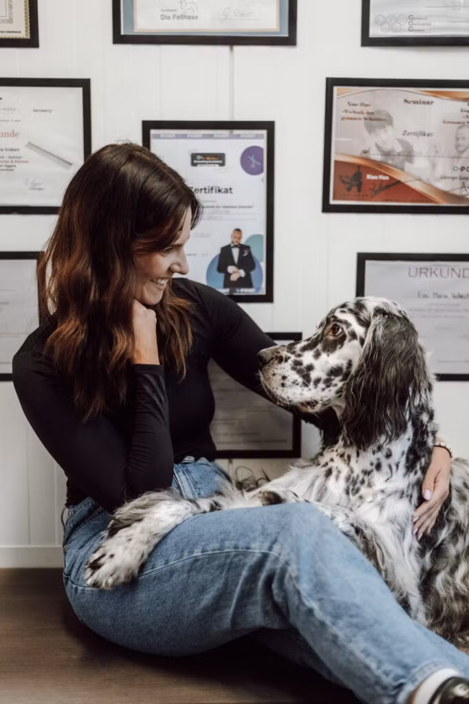 Mr. Bark Chefin Eva lacht ihren Hund an