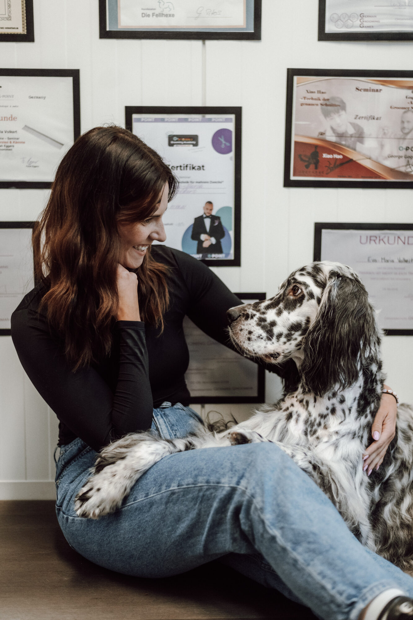 Mr. Bark Chefin Eva lacht ihren Hund an