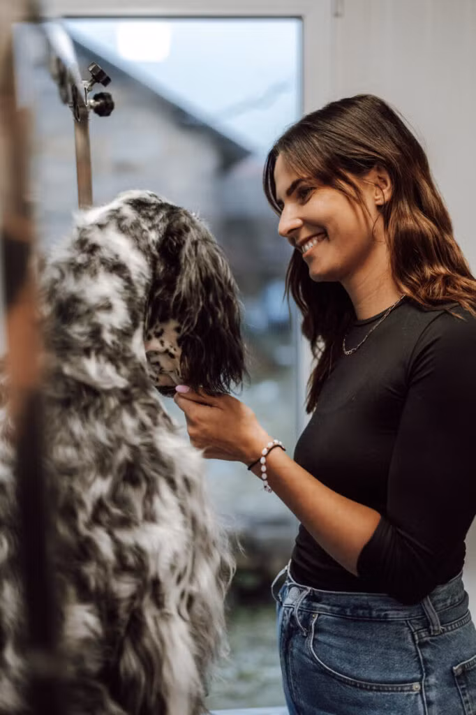 Mr. Bark mit ihrem Hund glücklich im Hundesalon