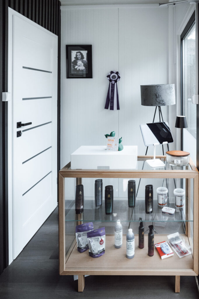 Moderner Hundesalon von Mr. Bark in Altenplos